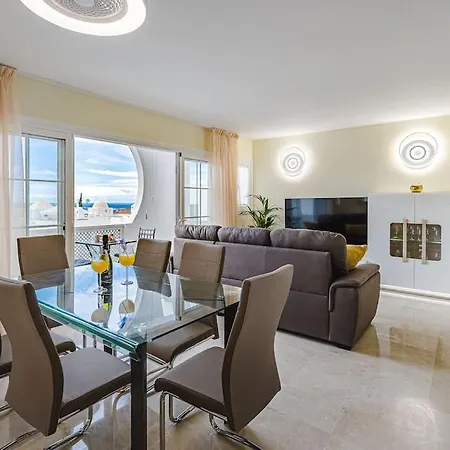 Large House With Garden And Direct Access To The Pool 度假居