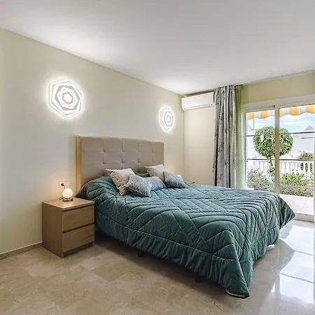 Large House With Garden And Direct Access To The Pool 度假居