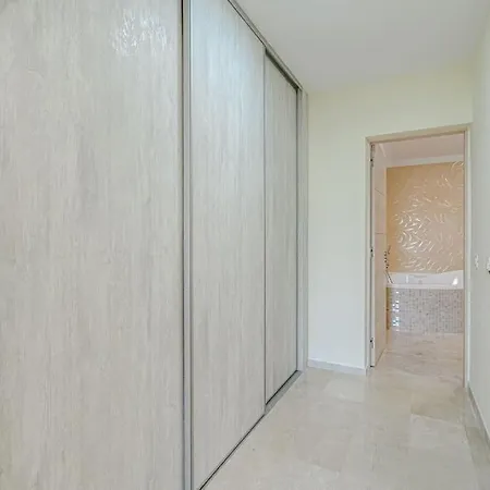 Large House With Garden And Direct Access To The Pool 度假居