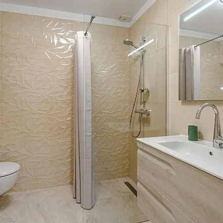 Large House With Garden And Direct Access To The Pool 度假居 *